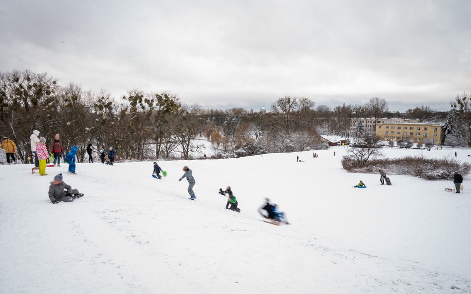 Władze dzielnicy przypominają o odpowiedzialności rodziców podczas zimowych zabaw w miejskich parkac