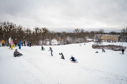 Władze dzielnicy przypominają o odpowiedzialności rodziców podczas zimowych zabaw w miejskich parkac