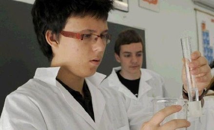 Zajęcia w pracowni chemicznej, Liceum Akademickie, Toruń