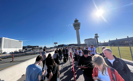Kolejka do kontroli bezpieczeństwa na lotnisku Schiphol w Amsterdamie