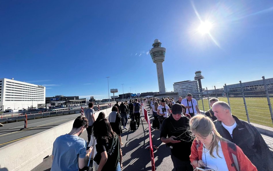 Kolejka do kontroli bezpieczeństwa na lotnisku Schiphol w Amsterdamie