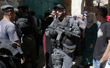 Izraelski patrol na jerozolimskim Starym Mieście po wtorkowej próbie ataku Palestynki z nożem na izr