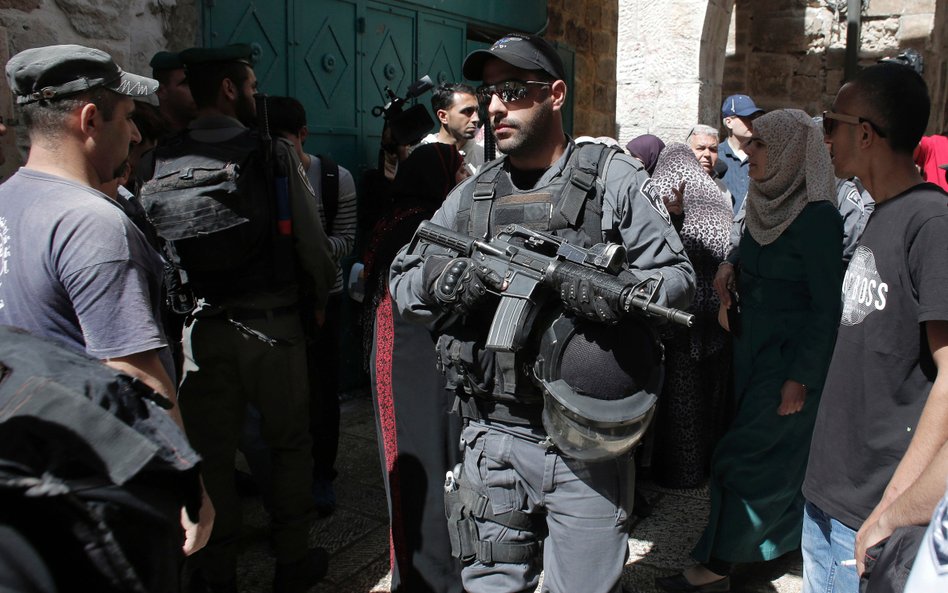 Izraelski patrol na jerozolimskim Starym Mieście po wtorkowej próbie ataku Palestynki z nożem na izr