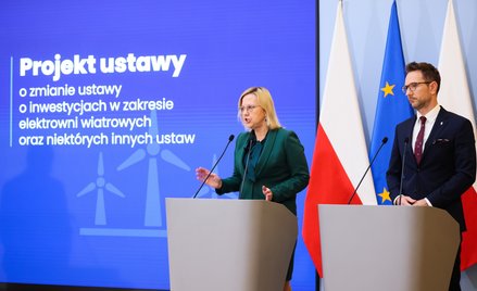 Minister rozwoju i technologii Waldemar Buda (P) i minister klimatu i środowiska Anna Moskwa (L) pod