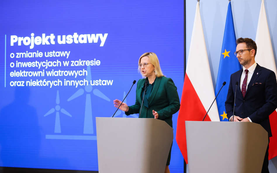 Minister rozwoju i technologii Waldemar Buda (P) i minister klimatu i środowiska Anna Moskwa (L) pod