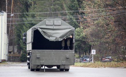 Pojazdy wojskowe z zakrytymi tablicami rejestracyjnymi. Co na to prawo