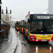 Władze Warszawy przygotowały miejskie autobusy, by służyły za poczekalnie dla osób, które chcą się z