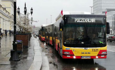 Władze Warszawy przygotowały miejskie autobusy, by służyły za poczekalnie dla osób, które chcą się z