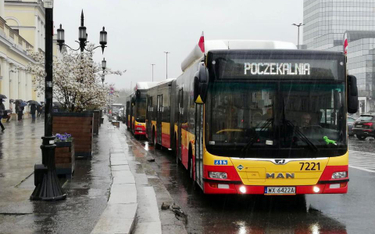 Władze Warszawy przygotowały miejskie autobusy, by służyły za poczekalnie dla osób, które chcą się z