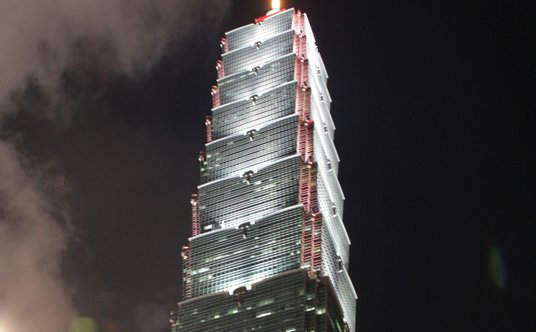 W swoim czasie 101-pietrowy budynek był najwyższy w Azji. Teraz przewyższa go Burdż Chalifa w Dubaju