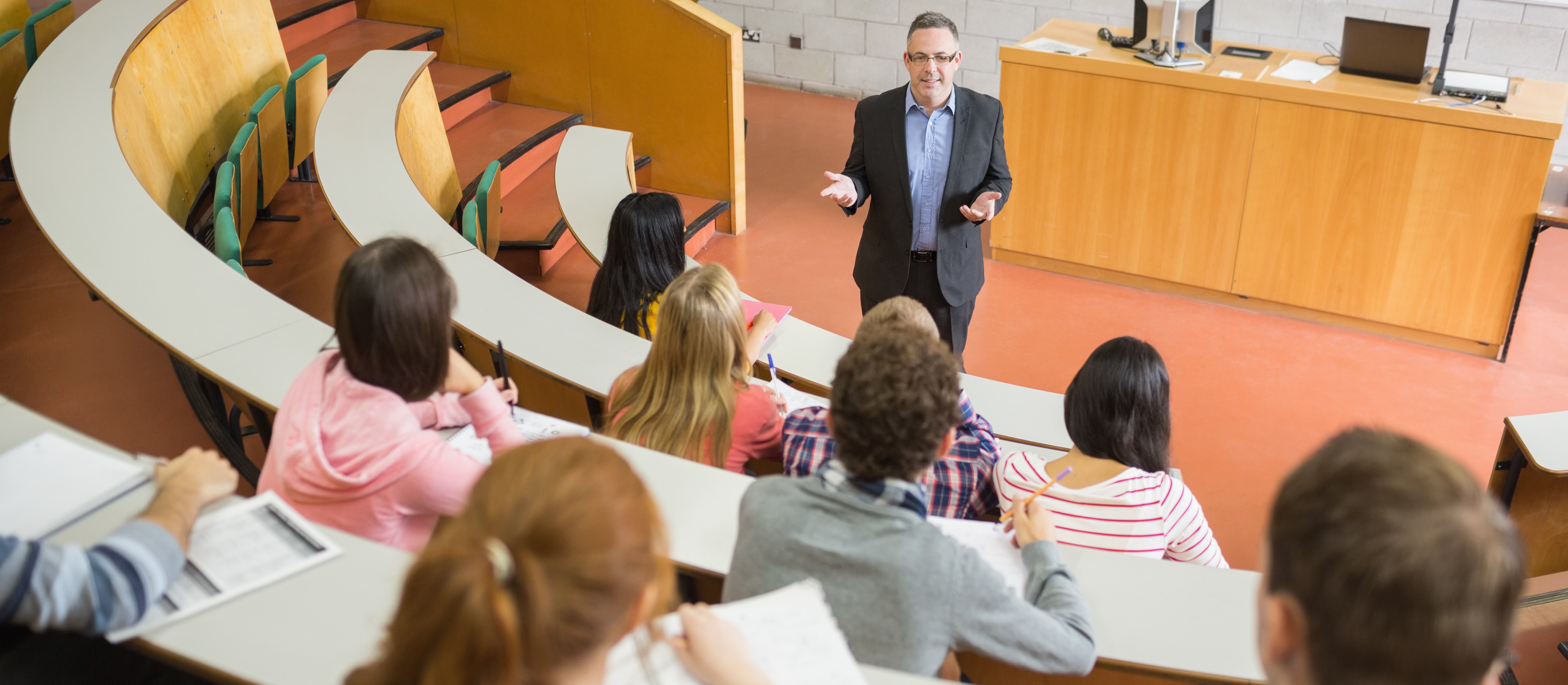 Amerykańskie Zetki mniej wierzą w siłę dyplomu i obawiają się AI