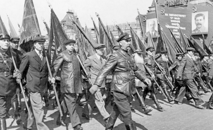 Parada weteranów rewolucji październikowej na placu Czerwonym w Moskwie, 1930 r.
