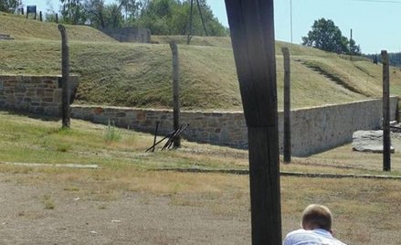 Takie zdjęcie nastolatka zamieściło Muzuem Gross-Rosen w Rogoźnicy na swoim profilu na Facebooku
