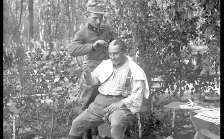 Porucznik Franz Bicek strzyże kapitana Carla Frenkla, Horožanka [obecnie na Ukrainie], 7 sierpnia 19