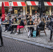 Klienci jednej z kawiarni w Amsterdamie, fotografia z 26 września