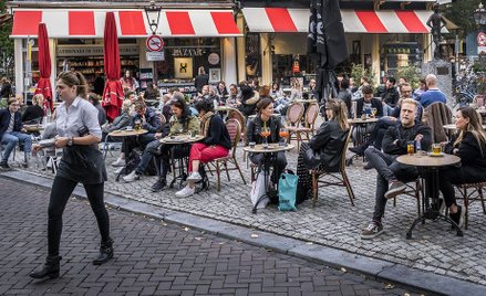 Klienci jednej z kawiarni w Amsterdamie, fotografia z 26 września