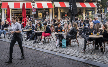 Klienci jednej z kawiarni w Amsterdamie, fotografia z 26 września