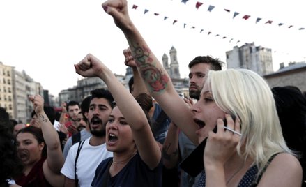 96 proc. ankietowanych Turków chce żyć w demokratycznie rządzonym państwie, Na zdjęciu protesty w Pa