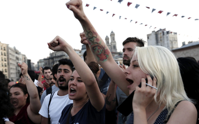 96 proc. ankietowanych Turków chce żyć w demokratycznie rządzonym państwie, Na zdjęciu protesty w Pa