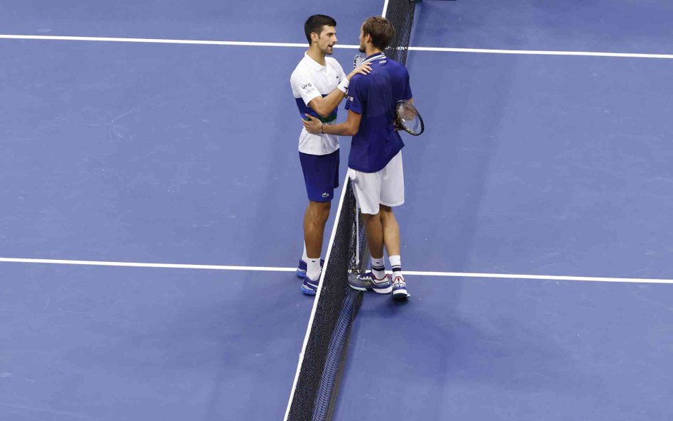 Novak Djoković gratuluje Daniiłowi Miedwiediewowi zwycięstwa w finale US Open