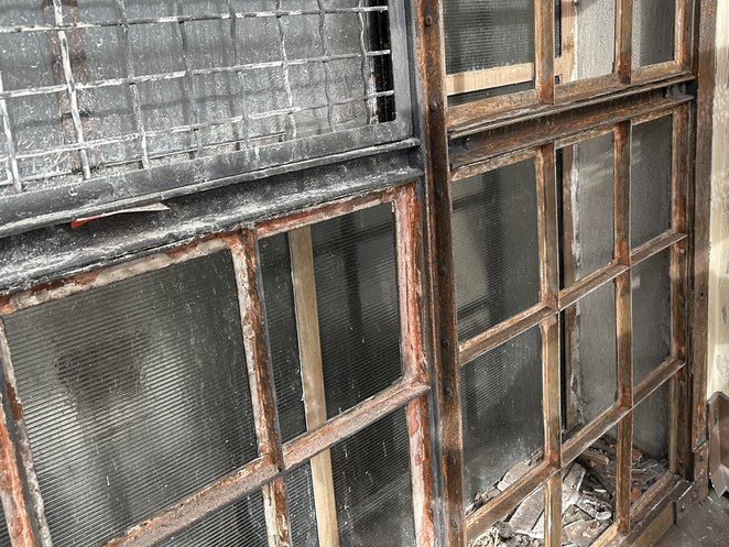 Podczas prac ekipy budowlane musiały zmierzyć się z pozostałościami po dawnych, niefachowych naprawa