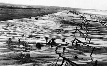 Czerwiec 1944 r. Amerykańskie oddziały wyładowują się na plaży w Normandii
