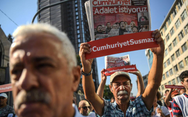 Protest w obronie oskarżonych dziennikarzy przed Pałacem Sprawiedliwości w Stambule.