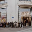 Kolejka klientów przed butikiem Louis Vuitton w Paryżu.