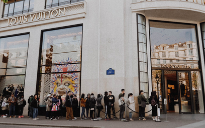 Kolejka klientów przed butikiem Louis Vuitton w Paryżu.