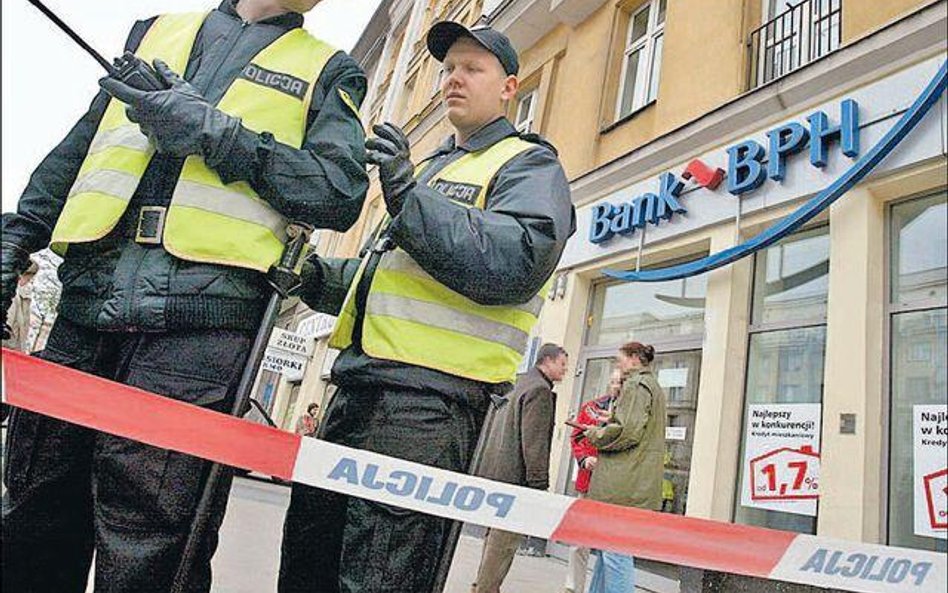 Ofiarą rabusiów padają najczęściej placówki w województwie mazowieckim. Na zdjęciu napad na bank w W