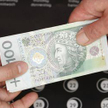 To co cieszy spłacających kredyty złotowe, martwi oszczędzających
