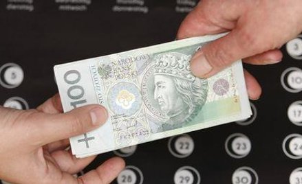 To co cieszy spłacających kredyty złotowe, martwi oszczędzających