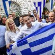 Kiriakos Micotakis (w środku z flagą, którą dostał od zwolenników swojej partii Nowa Demokracja) zos