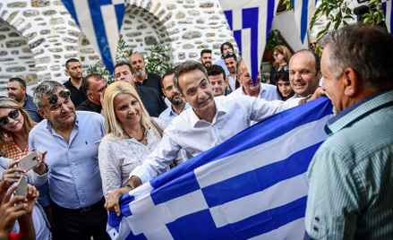 Kiriakos Micotakis (w środku z flagą, którą dostał od zwolenników swojej partii Nowa Demokracja) zos