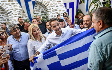Kiriakos Micotakis (w środku z flagą, którą dostał od zwolenników swojej partii Nowa Demokracja) zos