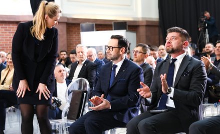 Prezes Orlenu Daniel Obajtek (C) oraz członkowie zarządu Iwona Waksmundzka-Olejniczak (L) i Adam Bur