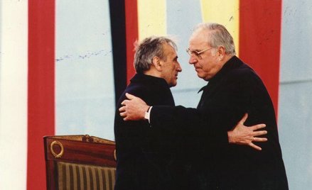 Premier Tadeusz Mazowiecki i kanclerz Helmut Kohl w Krzyżowej w 1989 r.