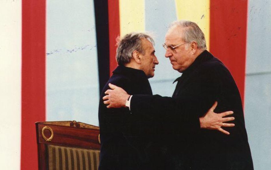 Premier Tadeusz Mazowiecki i kanclerz Helmut Kohl w Krzyżowej w 1989 r.