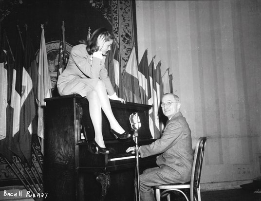 Aktorka Lauren Bacall występuje z akompaniującym jej na pianinie wiceprezydentem Harrym Trumanem w M