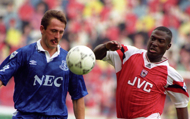 Kevin Campbell (Arsenal) i Robert Warzycha (Everton) w walce o piłkę podczas meczu Premier League w 