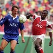Kevin Campbell (Arsenal) i Robert Warzycha (Everton) w walce o piłkę podczas meczu Premier League w 