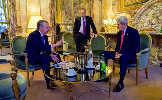 Sekretarz Stanu USA, John Kerry (pierwszy z prawej), w Pałacu Potockich w Paryżu w 2015 roku.