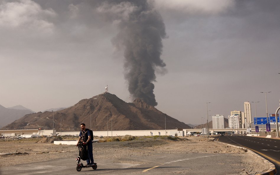 Dym nad strefą przemysłu naftowego w Fudżajrze w ZEA. Pożar wybuchł w wyniku upadku szczątków po prz
