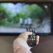 Mniej Polaków w sklepach, więcej przed telewizorem