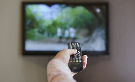 Mniej Polaków w sklepach, więcej przed telewizorem