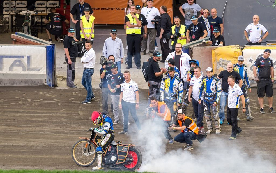 Michael Jepsen Jensen pali gumę po ostatnim biegu w meczu Get Well - GKM. Torunianie zajęli ostatnią
