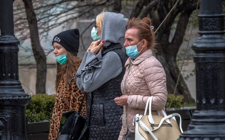 W Polsce za brak masek w przestrzeni publicznej, poza wyjątkami, grozi 500 zł mandatu.