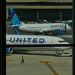 W Boeingu 737-800 linii United Airlines oderwał się podczas lotu fragment poszycia kadłuba
