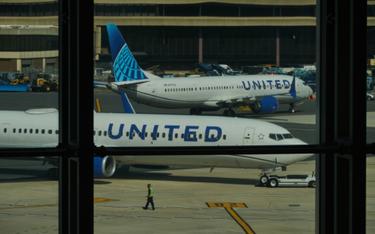 W Boeingu 737-800 linii United Airlines oderwał się podczas lotu fragment poszycia kadłuba