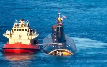 Okręt podwodny USS Connecticut (SSN-22) opuszcza port w San Diego. Widoczny brak dziobowej części ka